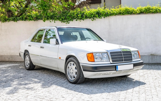 Mercedes-Benz W124 (1984-1993) cena 129000 przebieg: 28384, rok produkcji 1993 z Warszawa małe 742